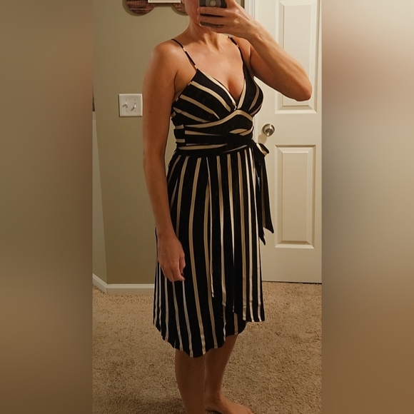 VENUS Dresses & Skirts - NWOT Midi dress